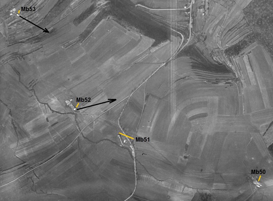 Ligne Maginot - MB53 - (Blockhaus lourd type STG / STG-FCR - Simple) - A cette date de Mars 1940, on constate que les casemates Mb52 et Mb53 viennent d'être coulées (les baraques de chantier y sont encore), que la coulée de Mb51 se prépare (rampe de la centrale à béton en place) et que Mb50 n'en est qu'au niveau des fouilles. - IGN - Géoportail 1940