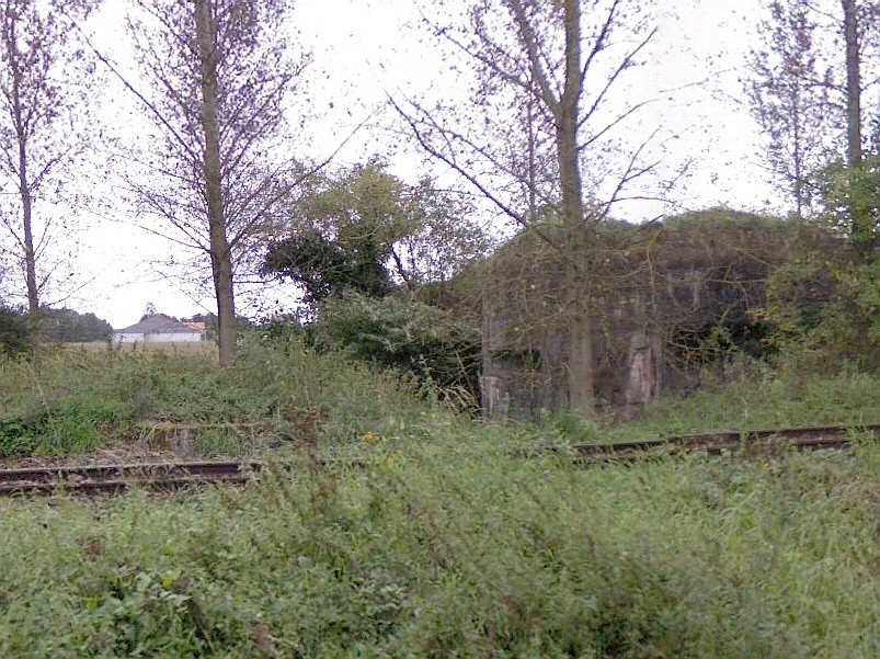 Ligne Maginot - T6 - ONNAING - (Cuve pour arme d'infanterie) - L'emplacement est distinguable, au bord de la ligne de chemin de fer, juste devant la casemate A38. - Google Streetview