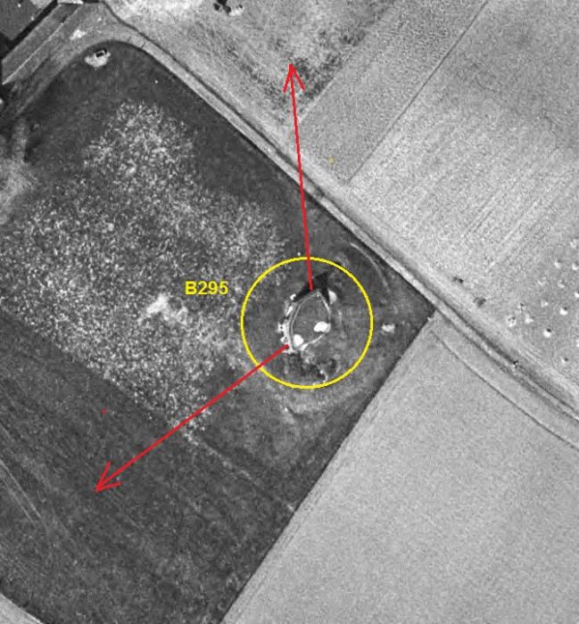 Ligne Maginot - B295 - TOUFFLERS Nord (Blockhaus pour canon) - La forme très rentrante du blockhaus et la présence de deux fosses à douilles pour FM identifie un bloc de type G3. - IGN - Géoportail 1965