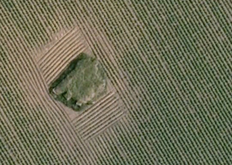 Ligne Maginot - B239bis - La FERME BLANCHE (Blockhaus pour canon) - Sur cette image satellite, on voit fort bien la dalle de radier et le gros oeuvre des fosses à douille côté gauche. - Google Earth