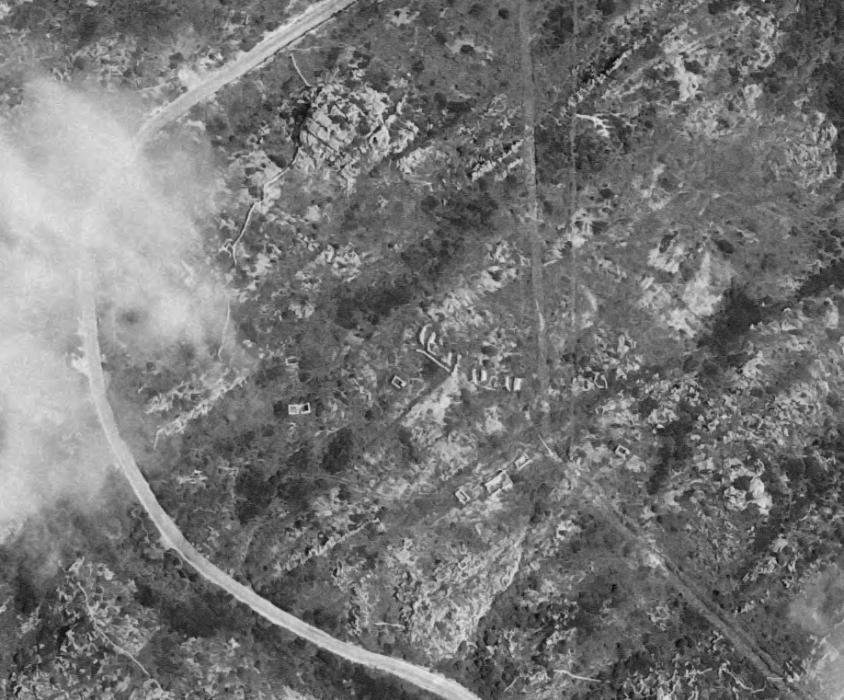 Ligne Maginot - La TRINITÉ (Position d'artillerie préparée) - Les 4 emplacements sont bien discernables, ainsi que quelques constructions alentours, dont ce qui est certainement le casernement de sûreté de la position. - IGN - Géoportail 1975