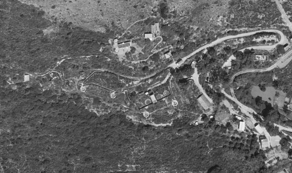Ligne Maginot - CHAPELLE des GRECS (Batterie Haute de la) (Position d'artillerie préparée) - On distingue les 4 cuves de la batterie moderne et les emplacements de l'ancienne batterie de 240mm. - IGN - Géoportail 1964