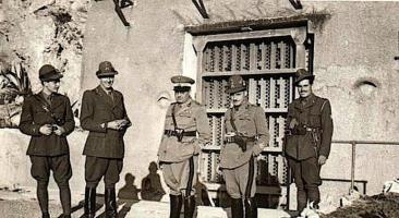Ligne Maginot - SAINTE AGNES (SAG) - EO9 - (Ouvrage d'artillerie) - Bloc 1
Officiers italiens devant le bloc d'entrée juillet 1940