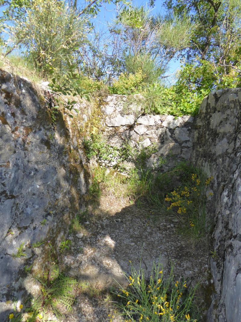 Ligne Maginot - CASTES RUINES 6 (Cuve pour arme d'infanterie) - Tranchée ouest 
Position de tir - ELLENA-CUNY