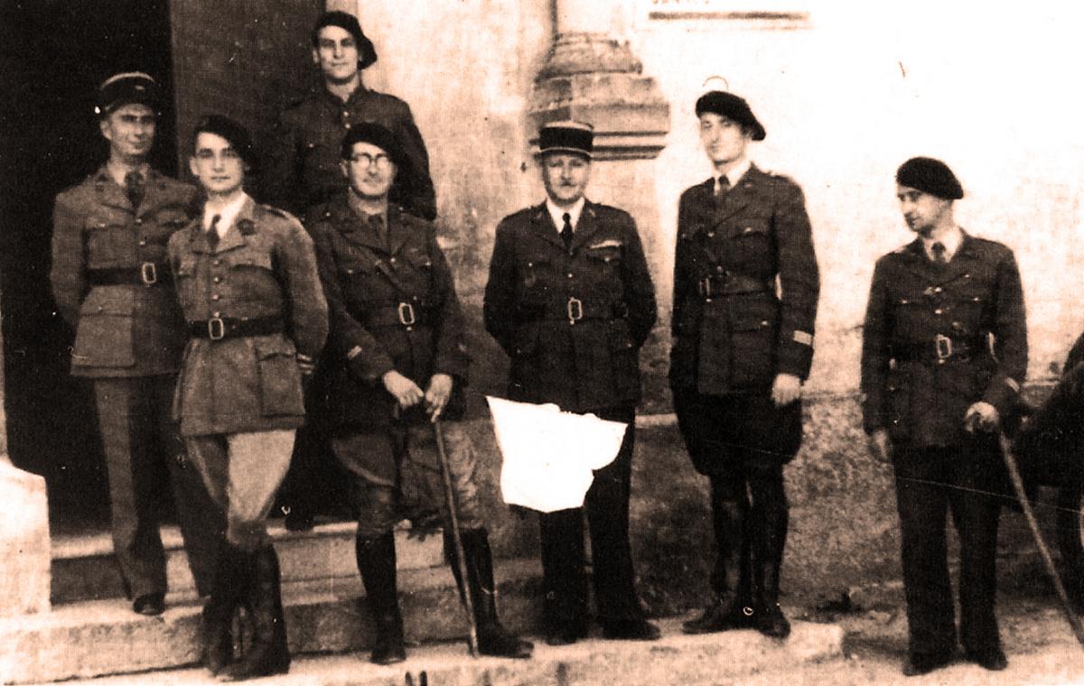 Ligne Maginot - Ouvrage d'artillerie de SAINTE AGNES - Officiers servant l'artillerie de l'ouvrage (157°, RAP)
De gauche à droite LT DUFFAUX LT BERTHOUX Cpt TESTAS Lt GALAND