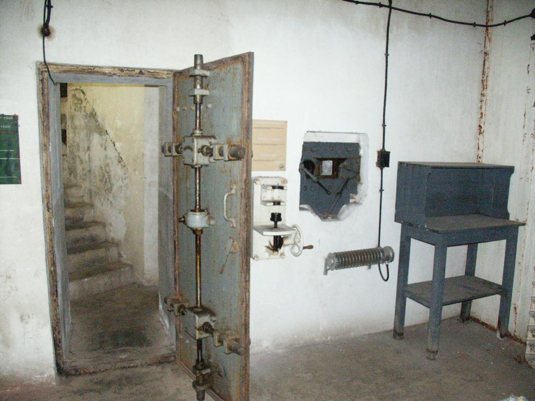 Ligne Maginot - SAINT GOBAIN - (Ouvrage d'infanterie) - Bloc 1
Créneau FM intérieur de défense de l'issue de secours
A gauche l'escalier montant à la chambre de tir FM arrière - JOLAS, Jean-Michel