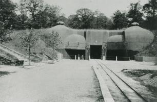Ligne Maginot - Ouvrage d'artillerie du KOBENBUSCH - Entrée munitions
L'entrée munitions avec le réseau de voie de 60 la desservant