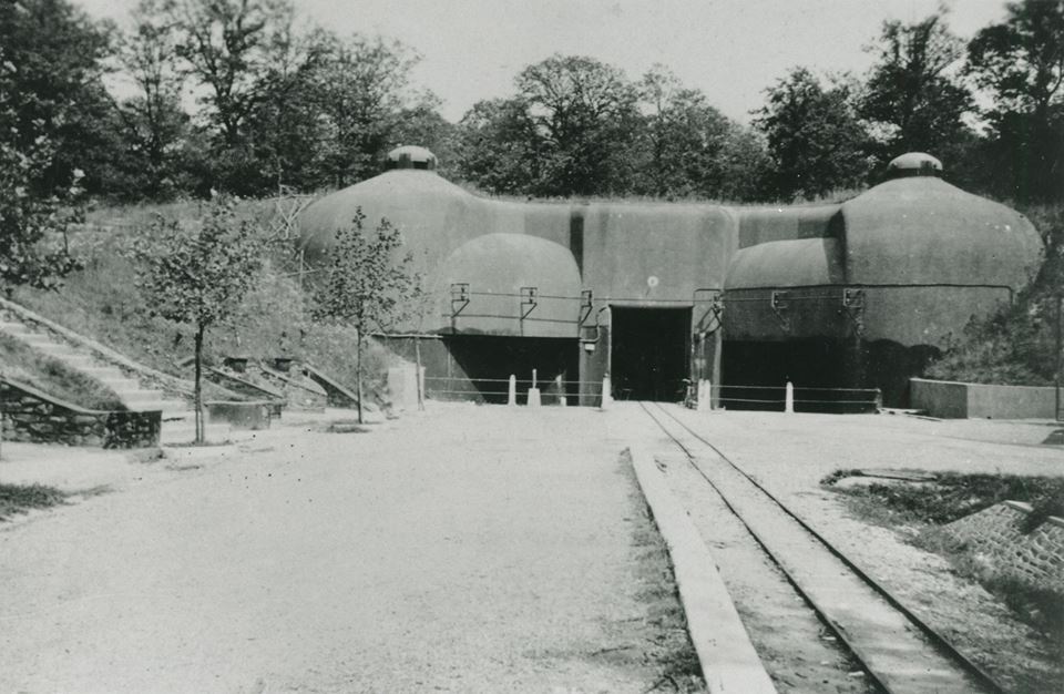 Ligne Maginot - Ouvrage d'artillerie du KOBENBUSCH - Entrée munitions
L'entrée munitions avec le réseau de voie de 60 la desservant - Inconnu