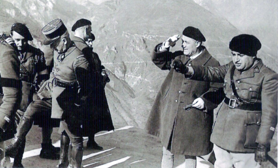 Ligne Maginot - RIMPLAS (RS) - (Ouvrage d'artillerie) - Le lieutenant Philip commandant du fort (à droite de la photo) avec les officiers  de la chefferie du génie de Nice lors d'une visite du chantier. - inconnu