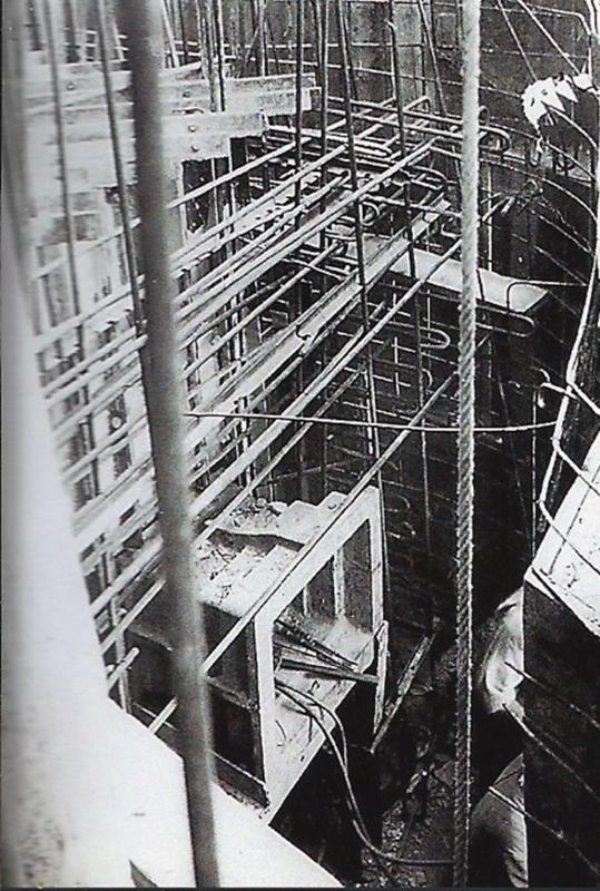 Ligne Maginot - ROQUEBRUNE - CORNILLAT - (Ouvrage d'artillerie) - La construction de l'ouvrage
Ferraillage et  coffre d'embrasure dans son emplacement - inconnu