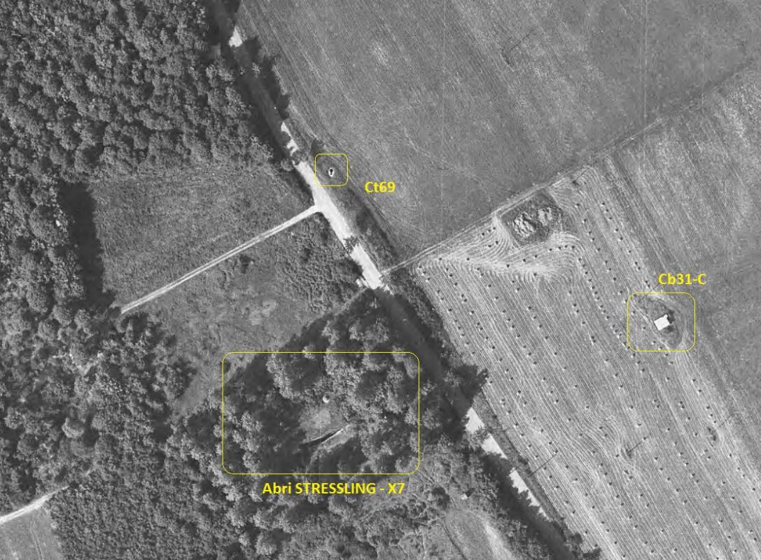 Ligne Maginot - Ct69 - (Cuve pour arme d'infanterie) - Le bloc tourelle est visible en bord de route - IGN - Géoportail 1960