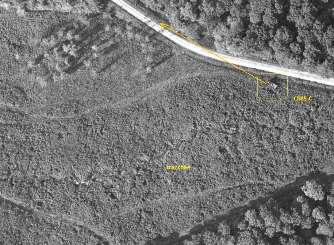 Ligne Maginot - CB85-C - BARRUNGSHOFF - (Blockhaus pour arme infanterie) - Le blockhaus est idéalement placé pour prendre la route en enfilade. Noter en arrière le réseau de tranchées; - IGN - Géoportail 1960