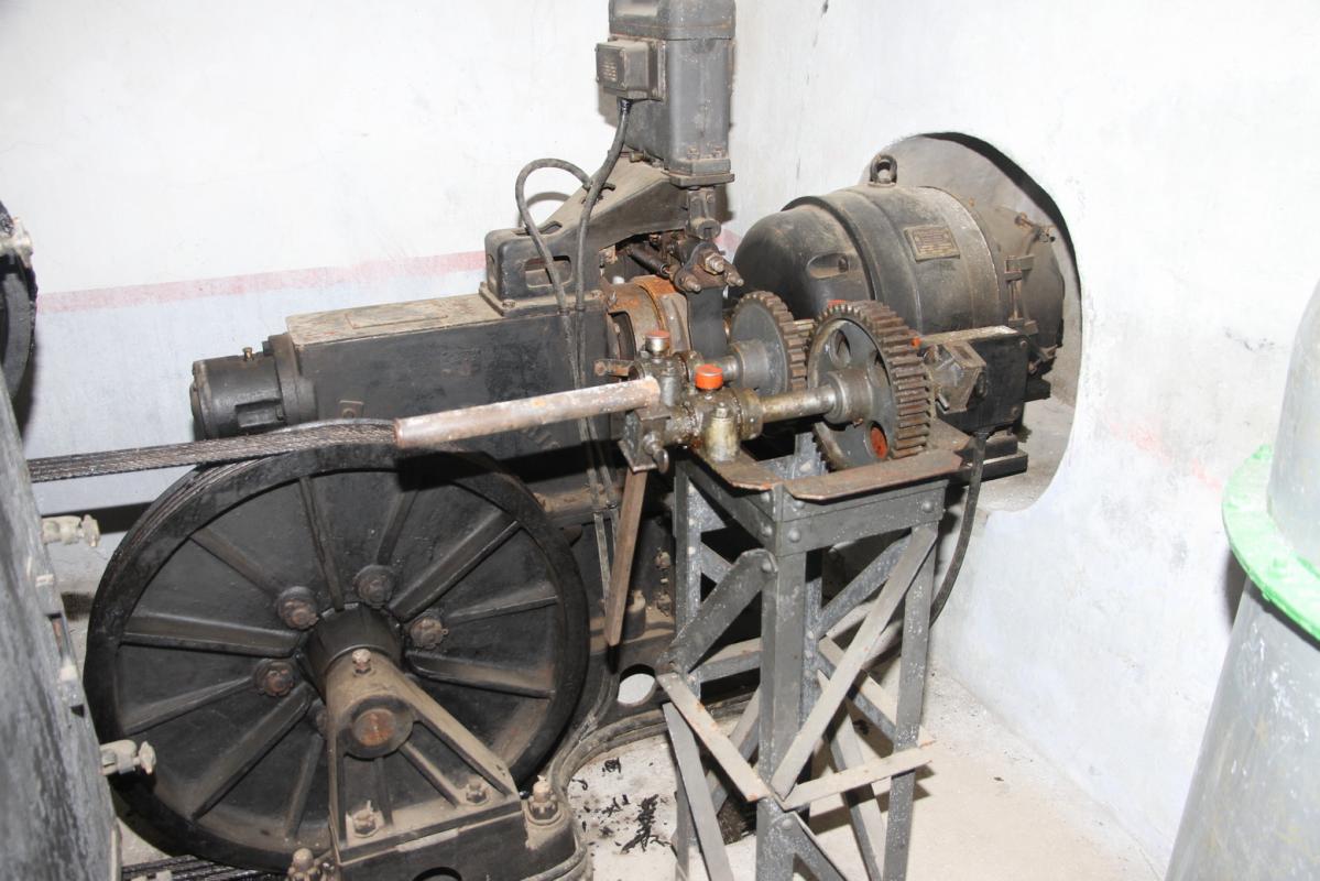 Ligne Maginot - SAINT OURS HAUT (SOH) - (Ouvrage d'artillerie) - Bloc 2.
Motorisation du monte-charge SIMPLEX