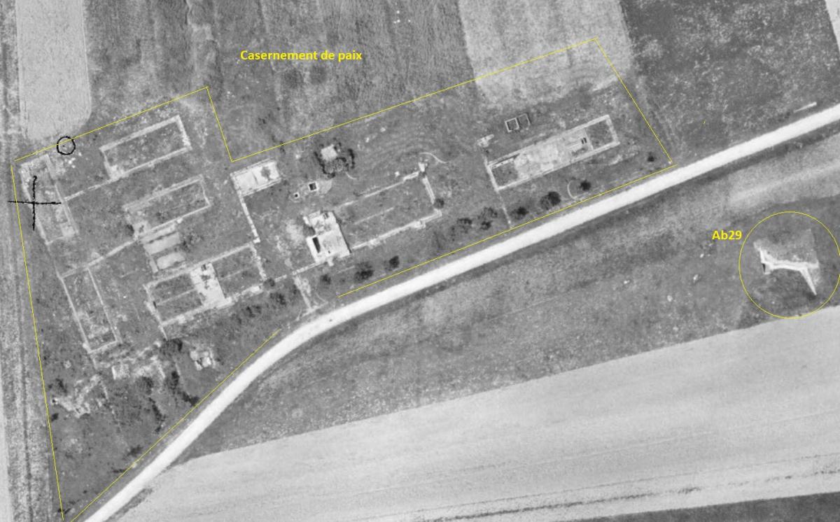 Ligne Maginot - COUME Sud - (Casernement) - Les soubassements de bâtiments du casernement étaient encore bien visibles en 1950. Noter le bloc RFM-36 Ab29 à droite - IGN - Géoportail 1950