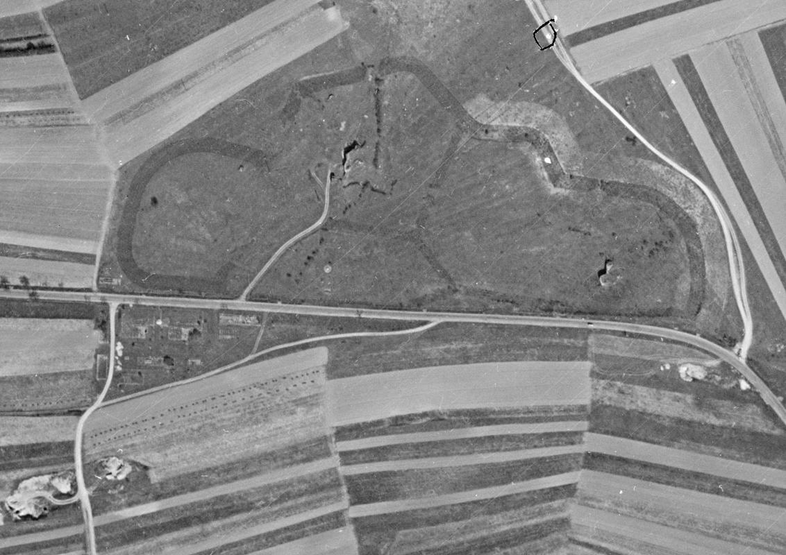 Ligne Maginot - Ouvrage d'infanterie du MOTTENBERG - En haut, les trois blocs de l'ouvrage. Notons la cellule de réseau de barbelés à gauche qui correspond à la position de la future tourelle de 135mm.

En dessous de l'ouvrage, on aperçoit les traces des soubassements de batiments du casernement de temps de paix. - IGN - Géoportail 1955