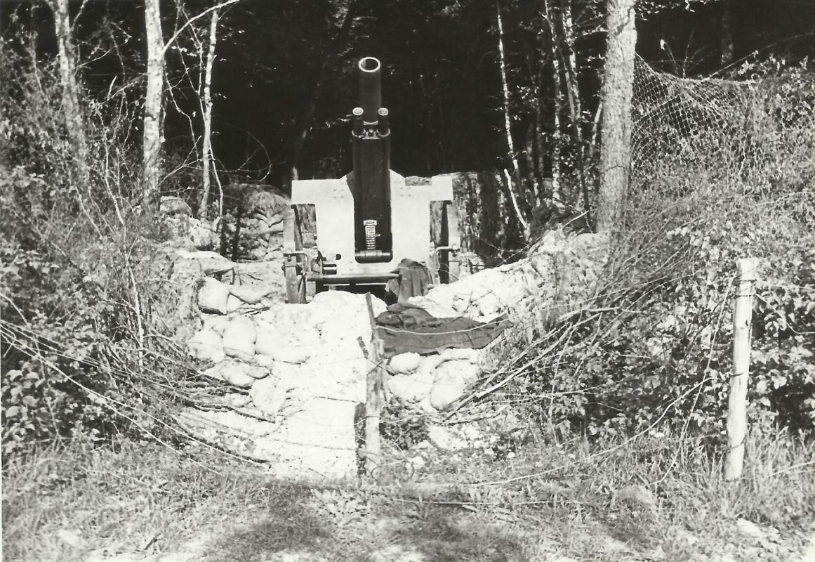 Ligne Maginot - Pièce de 155C Saint-Chamond mle 1915 - L'une des pièces du II° groupe du 159°RAP en position dans la foret de la Hardt.
La pièce a été sabotée lors du repli du 159° RAP, la photo prise par les allemands en 1940
