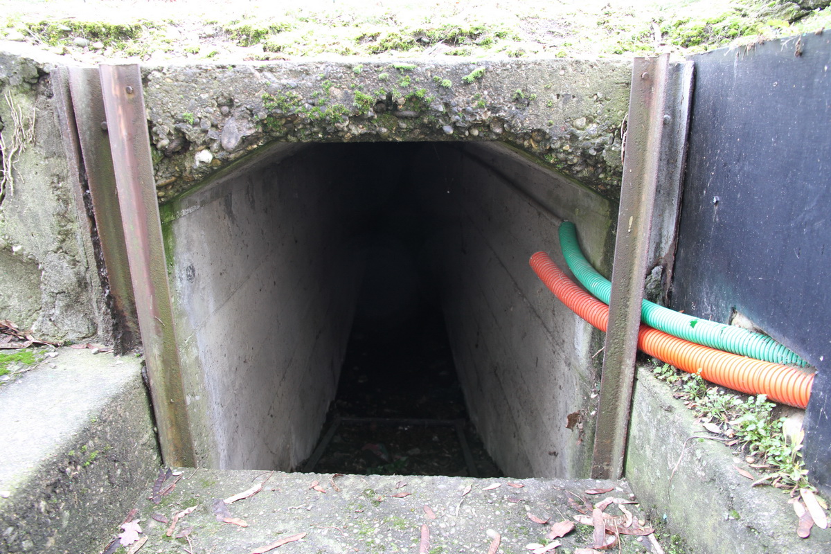 Ligne Maginot - G76 - VILLAGE-NEUF BERGE 8 - (Blockhaus pour arme infanterie) - Dans la fosse de l'entrée, galerie d'accès bétonnée. Vu l'emplacement du bloc, ce n'était pas du superflu - Alain Perouffe