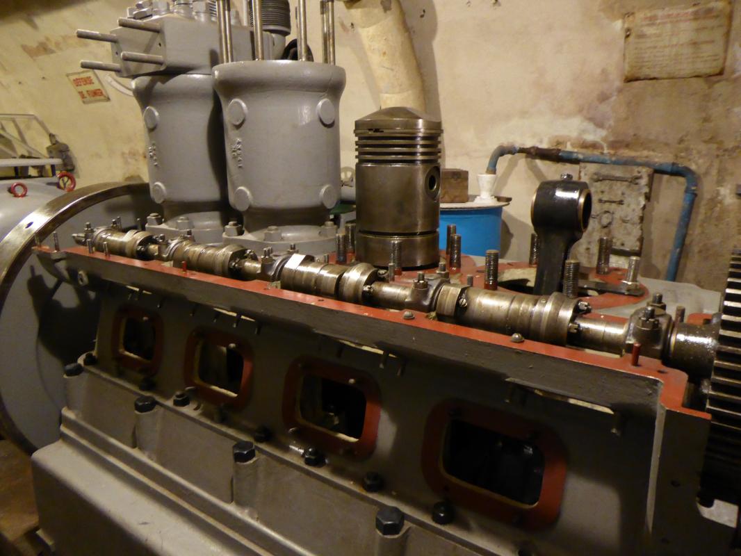 Ligne Maginot - BOUSSE - A24 - (Ouvrage d'infanterie) - La centrale électrique
Groupes électrogènes à moteur SMIM type 4 SR 18 de 85 CV - ELLENA-CUNY