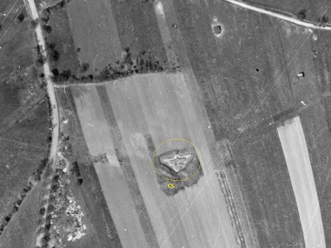 Ligne Maginot - CEZF-6 - GUESSLING CENTRE - (Blockhaus lourd type STG / STG-FCR - Double) - Sure cette photo de 1955, les fouilles et radier sont parfaitement lisibles. - IGN - Géoportail 1955