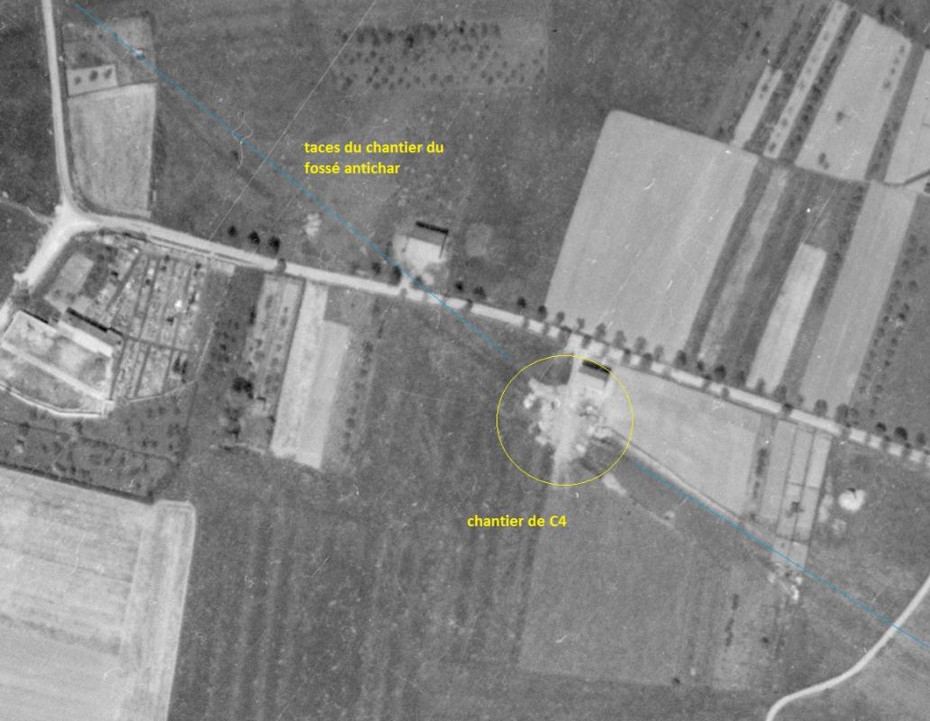 Ligne Maginot - CEZF-14 - LA COLLINE - (Blockhaus lourd type STG / STG-FCR - Double) - Sure cette photo de 1955, les fouilles sont lisibles, ainsi que le tracé du fossé. - IGN - Géoportail 1955