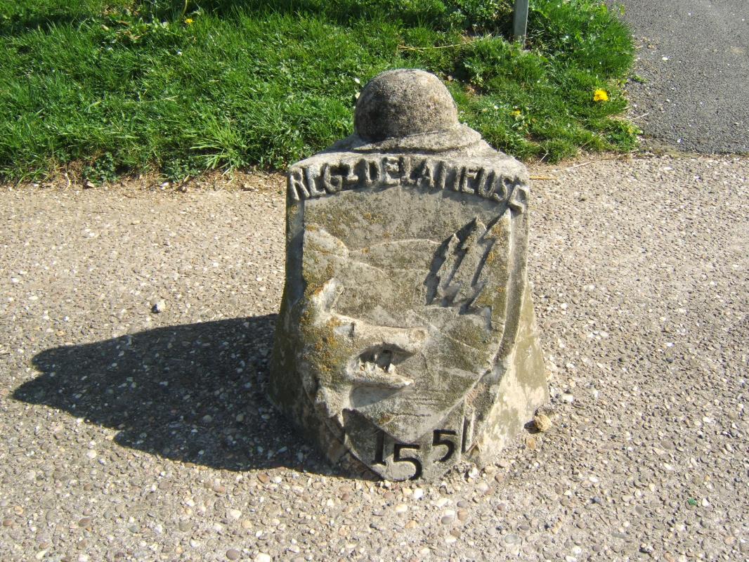Ligne Maginot - MOUZON - (Cité Cadres) - Stèle à l'entrée, côté gauche, représentant le blason du 155° RIF - David Harmand