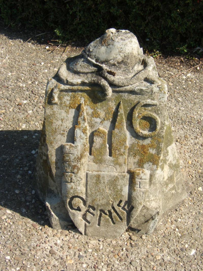 Ligne Maginot - MOUZON - (Cité Cadres) - Stèle à l'entrée, côté droit, représentant le blason du 6° Génie d'Angers (voir les flèches de la cathédrale) - David Harmand