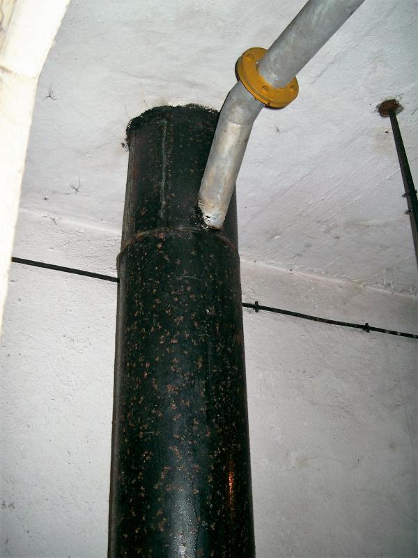 Ligne Maginot - BOIS DE CATTENOM - X14 - (Abri) - La reprise d'air au niveau des latrines. Piquage fait directement sur la goulotte de descente de la latrine - Jules Mathieu