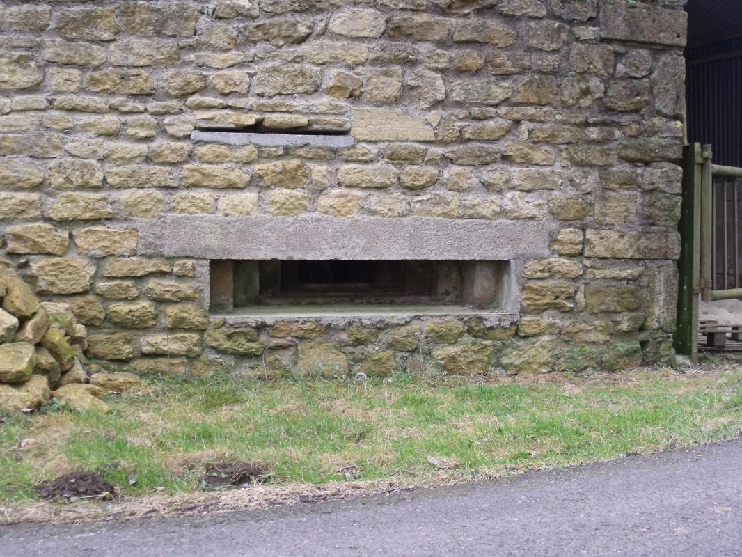 Ligne Maginot - B2 - FERME MALCUIT - (Blockhaus pour arme infanterie) - Blockhaus de gauche
Créneau mitrailleuse et créneau d'observation - David HARMAND