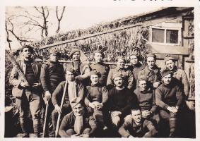 Ligne Maginot - LANGHEP SUD - C64 - (Casemate d'infanterie - Simple) - C'est par déduction , mais avec toutes réserves que je vous propose plusieurs photos de ce qui devait être l’équipage du Langhep sud. La ' cabane '  