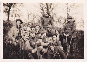 Ligne Maginot - LANGHEP SUD - C64 - (Casemate d'infanterie - Simple) - C'est par déduction , mais avec toutes réserves que je vous propose plusieurs photos de ce qui devait être l’équipage du Langhep sud. A remarquer sur la droite en haut de talus une construction. 