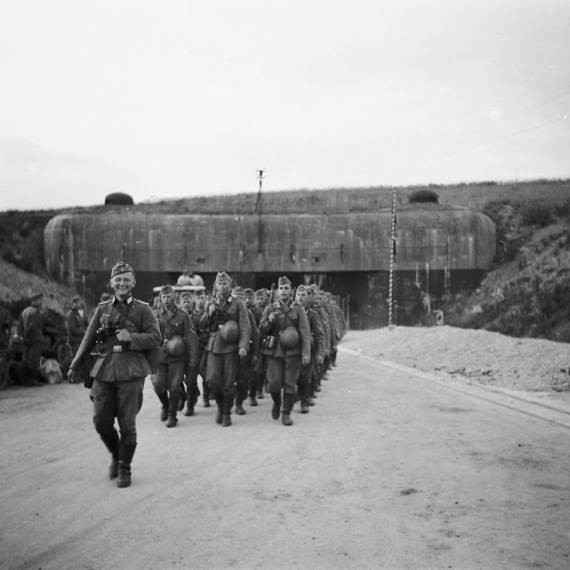 Ligne Maginot - ANZELING - A25 - (Ouvrage d'artillerie) - Les allemands abordant un air de vainqueurs... pour un ouvrage qu'ils n'ont pas vaincu - Inconnu