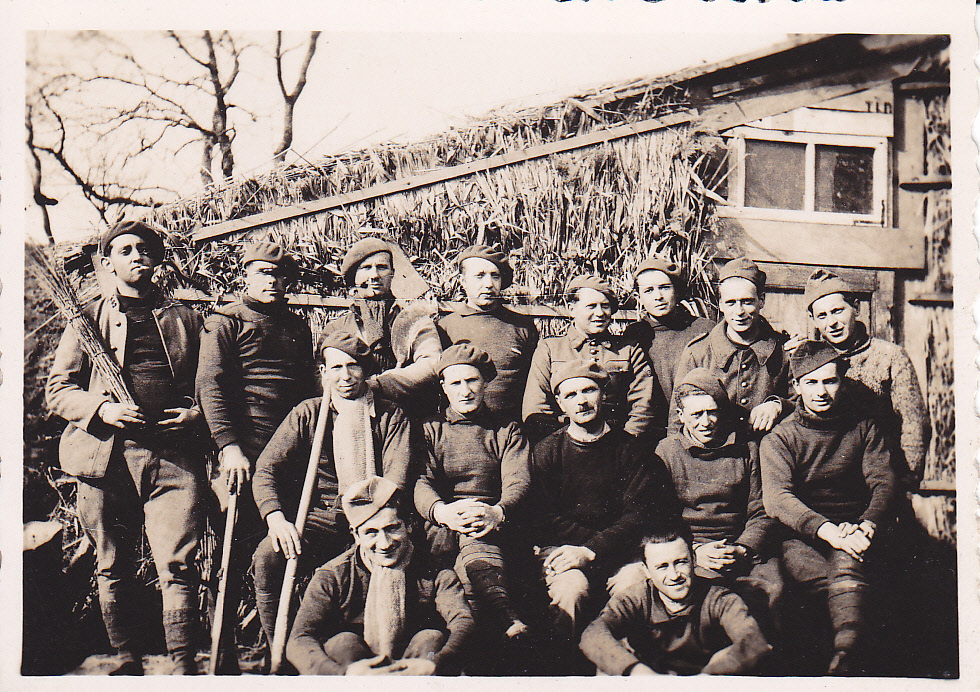 Ligne Maginot - LANGHEP SUD - C64 - (Casemate d'infanterie - Simple) - C'est par déduction , mais avec toutes réserves que je vous propose plusieurs photos de ce qui devait être l’équipage du Langhep sud. La ' cabane '   - Inconnu