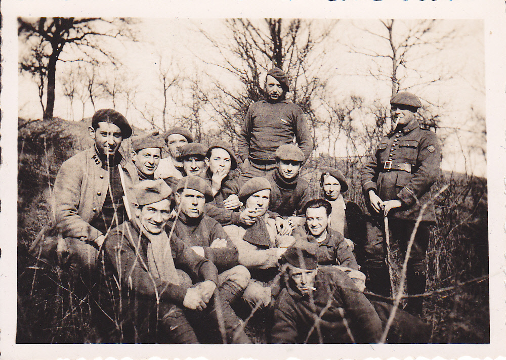 Ligne Maginot - LANGHEP SUD - C64 - (Casemate d'infanterie - Simple) - C'est par déduction , mais avec toutes réserves que je vous propose plusieurs photos de ce qui devait être l’équipage du Langhep sud. A remarquer sur la droite en haut de talus une construction.  - Inconnu