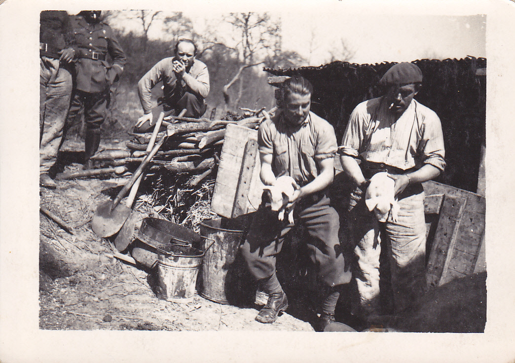 Ligne Maginot - LANGHEP SUD - C64 - (Casemate d'infanterie - Simple) - C'est par déduction , mais avec toutes réserves que je vous propose plusieurs photos de ce qui devait être l’équipage du Langhep sud. La ' cabane' - Inconnu