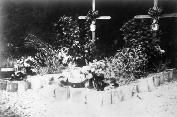 Ligne Maginot - Ouvrage d'artillerie du BARBONNET - Tombes provisoires des 2 victimes de l'accident du Barbonnet
Informations sur l'accident se reporter dans la partie documents au témoignage de René SIMON pages 23, 24 et 25. 
Concernant les victimes pages 30 et 31 puis 34 et 35 et enfin concernant le rapport officiel pages 36 et 37.
Photo prise probablement fin-1940, début 1941 - Inconnu