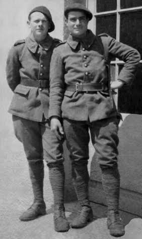 Ligne Maginot - Ouvrage d'artillerie du BARBONNET - Les artilleurs Fernand BOUTIGNY à gauche et Joseph Lloret à droite. Photo prise avant mobilisation, possiblement au printemps ou l'été 1939. - Inconnu