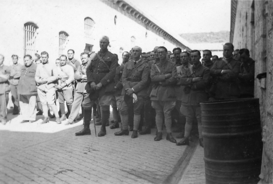 Ligne Maginot - BARBONNET - FORT SUCHET - (Ouvrage d'artillerie) - Messe solennelle  à Fort Suchet fin septembre ou début octobre 1939 donnée pour l'ensemble des militaires du col de Saint-Jean et des deux forts du Barbonjet. L'intérêt des photos de la messe est principalement de voir la diversité des tenues portées âr les personnels d'active et les réservistes de toutes les armes présentes dans ce secteur : artilleurs, alpins, intendance, génie ... - inconnu - Collection Famille SIMON