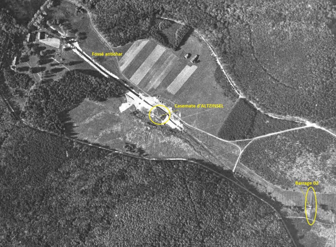 Ligne Maginot - WOLFSREDGEN ( FOSSE ANTICHARS ) - La photo aérienne montre bien le tracé du fossé antichar, la casemate et le barrage/pertuis n°2. - Geoportail - IGN 1938
