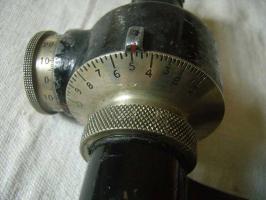 Ligne Maginot - Lunette de pointage APX 1917 - Lunette de pointage pour canon de 37 modèle 16 TR
Détail du micromètre et de la hausse
