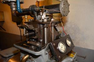 Ligne Maginot - Moteur SUPDI 1 SAE - La partie haute de la culasse sans ses carters.
La soupape d'admission d'air est au premier plan