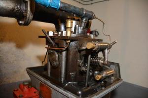 Ligne Maginot - Moteur SUPDI 1 SAE - La partie haute de la culasse sans ses carters.
La soupape d'admission d'air est au premier plan