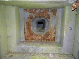 Ligne Maginot - BIESENBERG 6 - (Blockhaus pour arme infanterie) - L'un des créneau à l'entrée