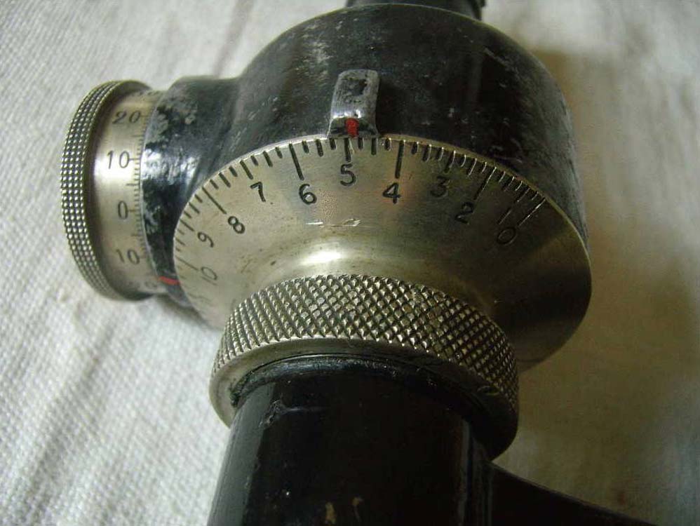 Ligne Maginot - Lunette de pointage APX 1917 - Lunette de pointage pour canon de 37 modèle 16 TR
Détail du micromètre et de la hausse