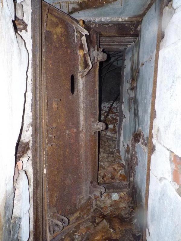 Ligne Maginot - HOCHWALD C2 ( Casemate d'infanterie ) - L'entrée de la casemate et sa porte blindée - Aditus