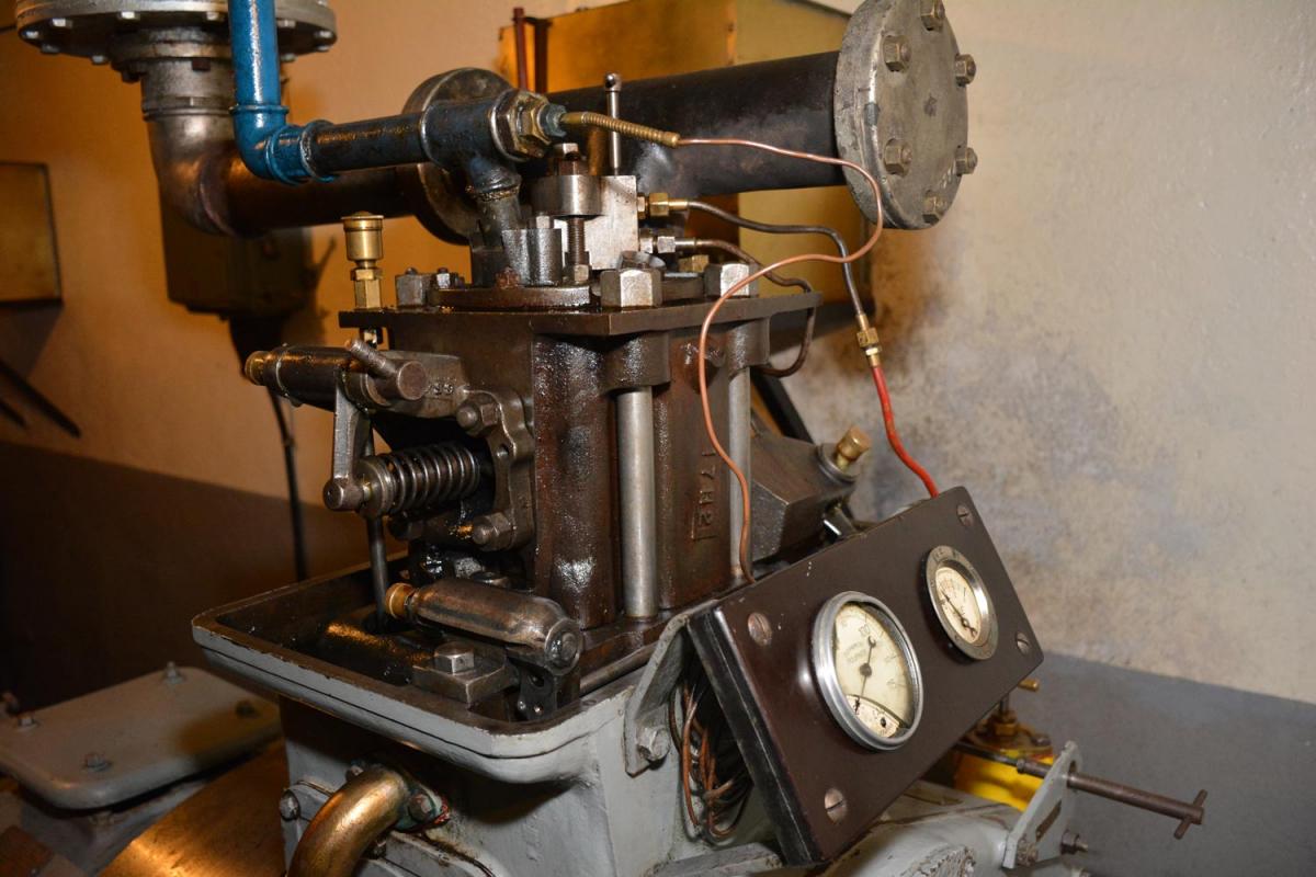 Ligne Maginot - Moteur SUPDI 1 SAE - La partie haute de la culasse sans ses carters.
La soupape d'admission d'air est au premier plan