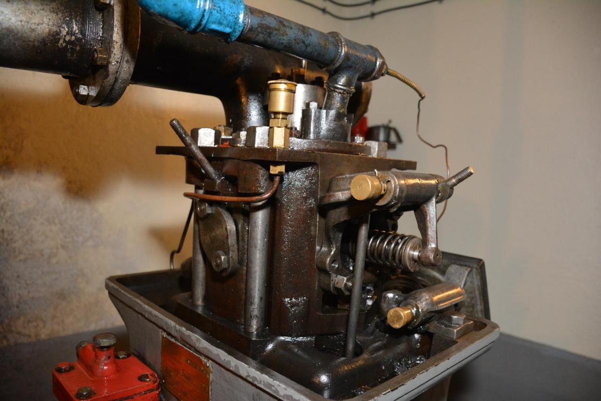 Ligne Maginot - Moteur SUPDI 1 SAE - La partie haute de la culasse sans ses carters.
La soupape d'admission d'air est au premier plan