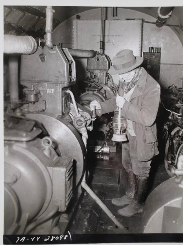 Ligne Maginot - FROHMUHL (PC DU QUARTIER KAPELLENHOF - II/153° RIF) - (Abri) - Renseignements au dos de la photo : 
Photo Signal Corp 28098/ETO HQ 44 29881 15 dec 1944
L'abri de la Fromuehle était alors utilisé comme abri par prés de 200 civils. - SIGNAL CORP - SIDNEY Blau
