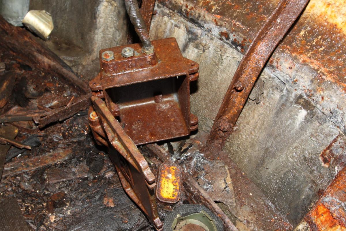 Ligne Maginot - FORT DE MUTZIG - (Ouvrage d'artillerie) - Au pied d'une des tourelles, un coffret de téléphonie TM32 - Les Gardiens du Rhin