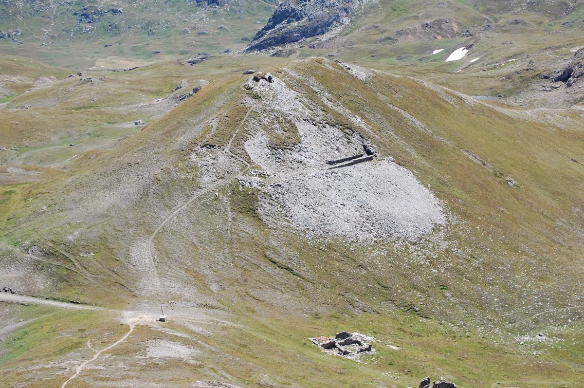 Ligne Maginot - Abri de SOLLIERES - Vue de Mont Froid est - au-dessus l'observatoire, au centre l'abri tôle métro inachevé probablement - Michal Prasil
