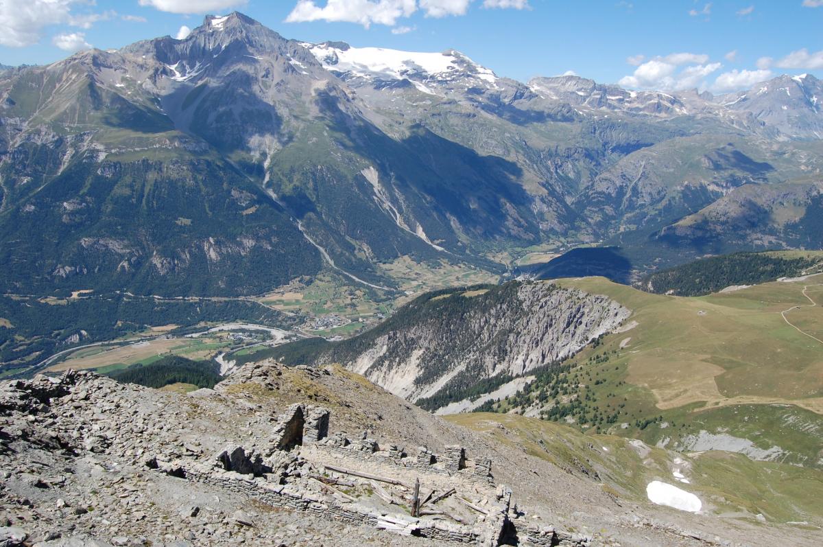 Ligne Maginot - MONT FROID OUEST - (Blockhaus pour arme infanterie) - Casernement. En arrière la dent Parrachée et le glacier de la Vanoise. - Michal Prasil